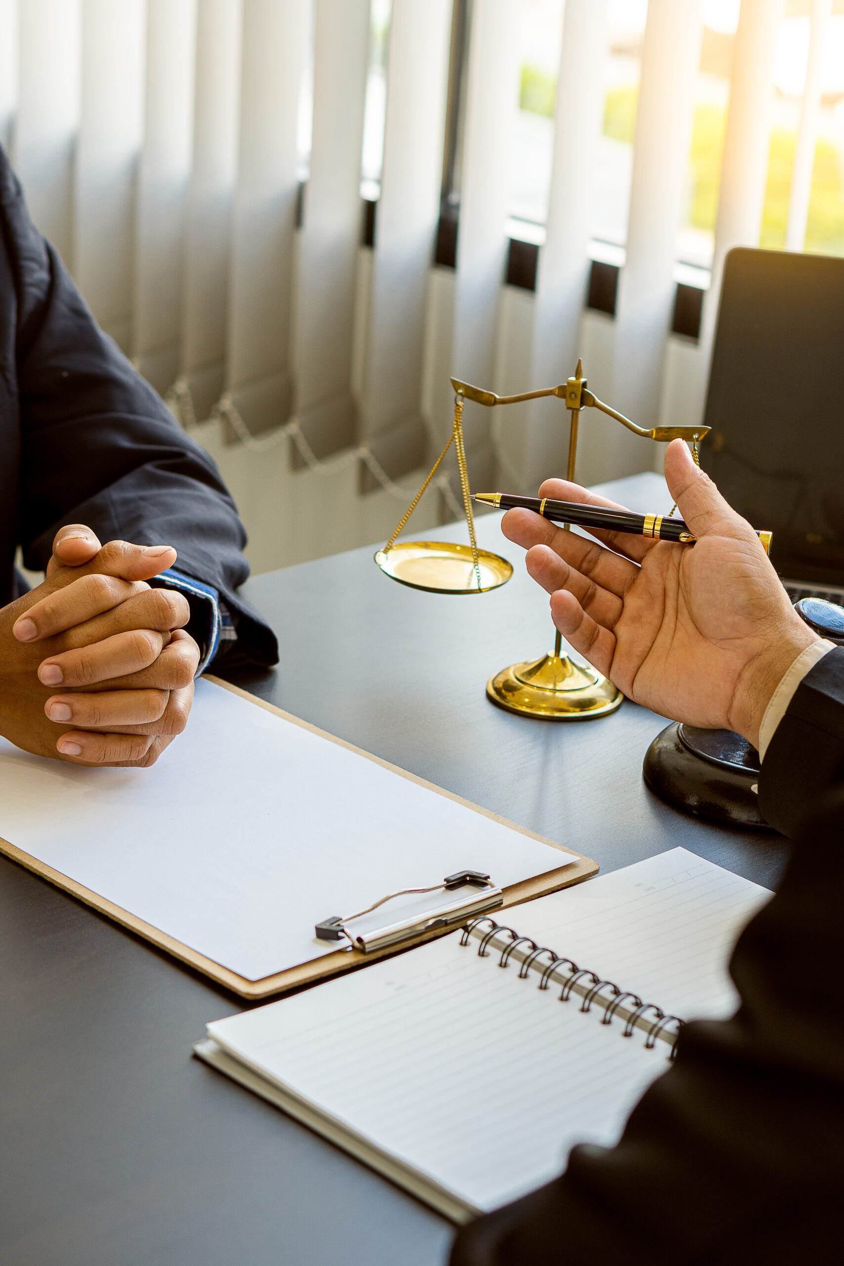 Advogados e empresários analisando contrato e discutindo estratégias jurídicas.