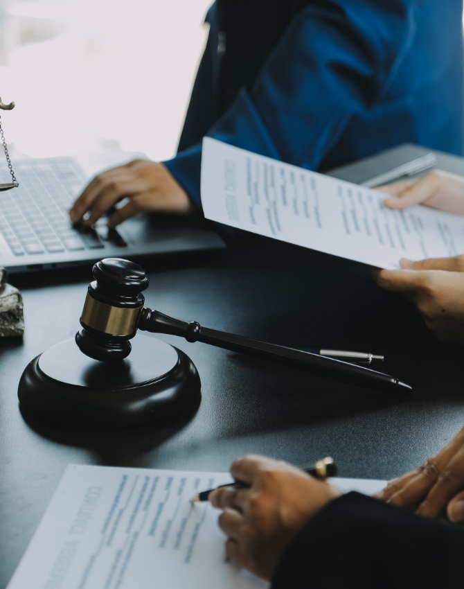 Consultor jurídico orientando empresário sobre questões fiscais em São Paulo.