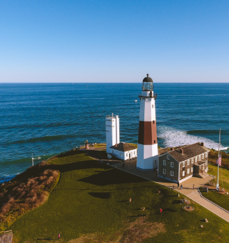 Farol marítimo aceso simbolizando ética e orientação segura.