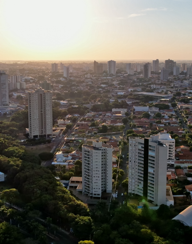 Vista aérea da cidade de São Paulo, destacando área empresarial e escritórios de advocacia.